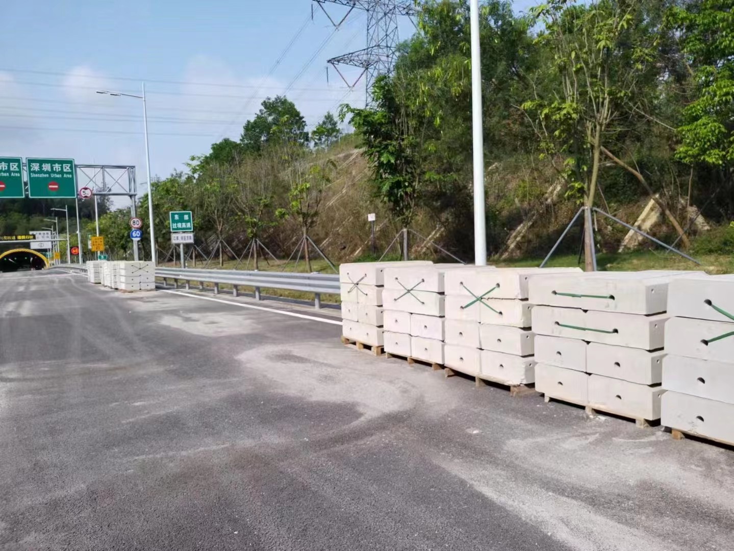 圍擋基礎塊抵達施工現場